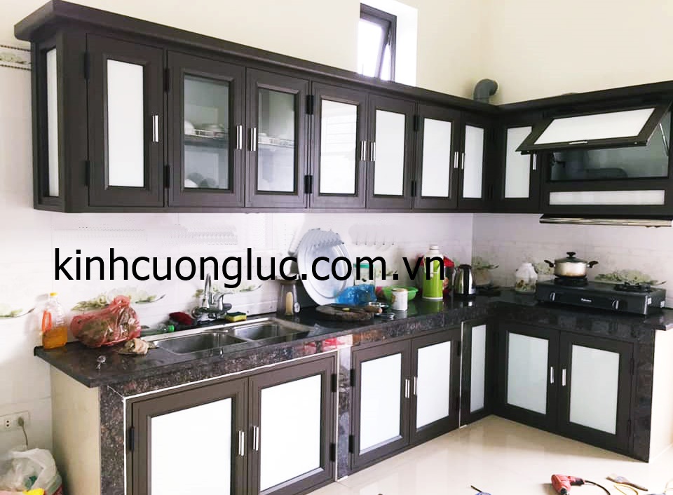 Tủ Bếp Nhôm Xingfa [8+Mẫu Sơn Tĩnh Điện & Vân Gỗ Cho Nhà Phố]